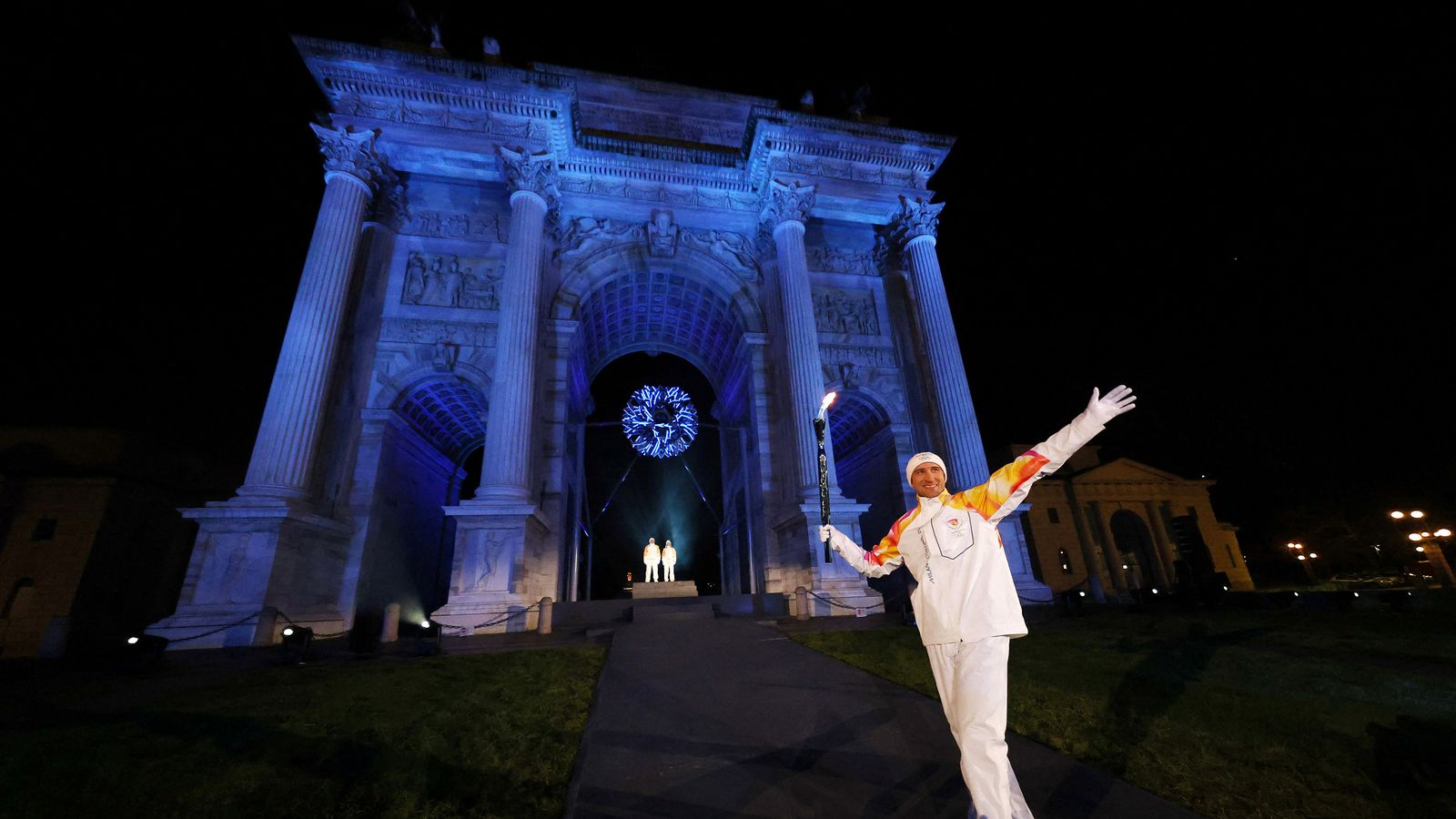 Enrico Fabris porta la torxa olímpica durant la cerimònia d'apertura dels Jocs Olímpics d'Hivern 2026, a Milà