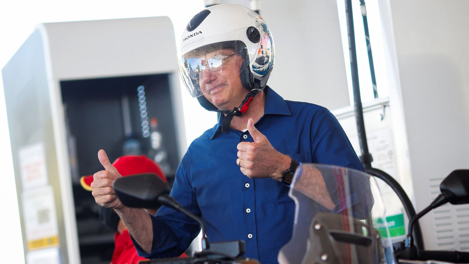 El president Bolsonaro abandona la seua residència oficial en moto