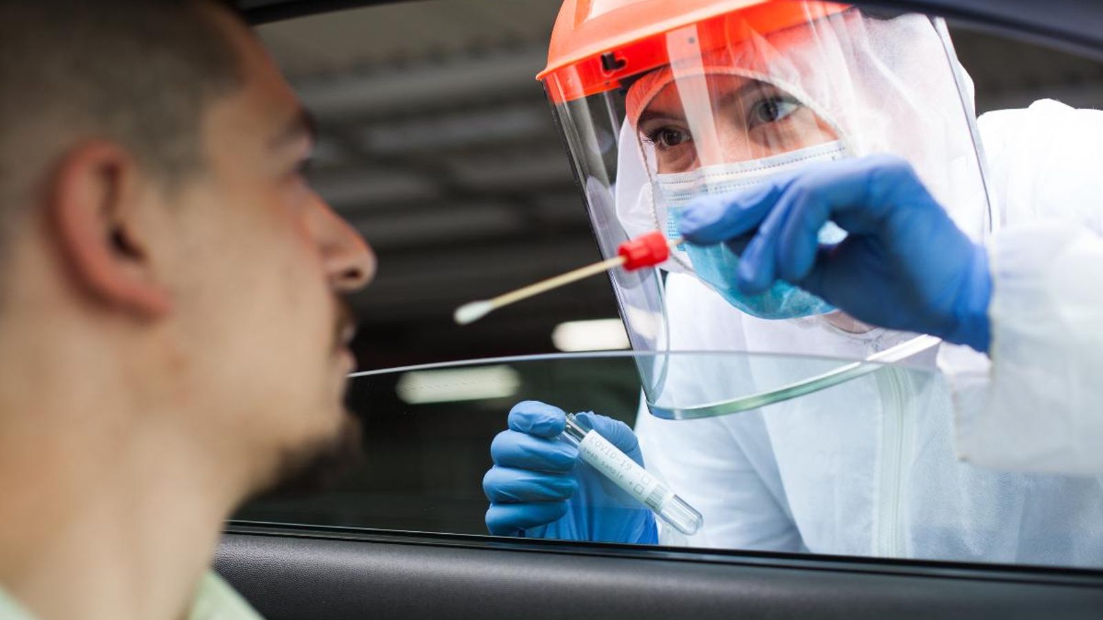 Una sanitària fa una prova PCR a un pacient