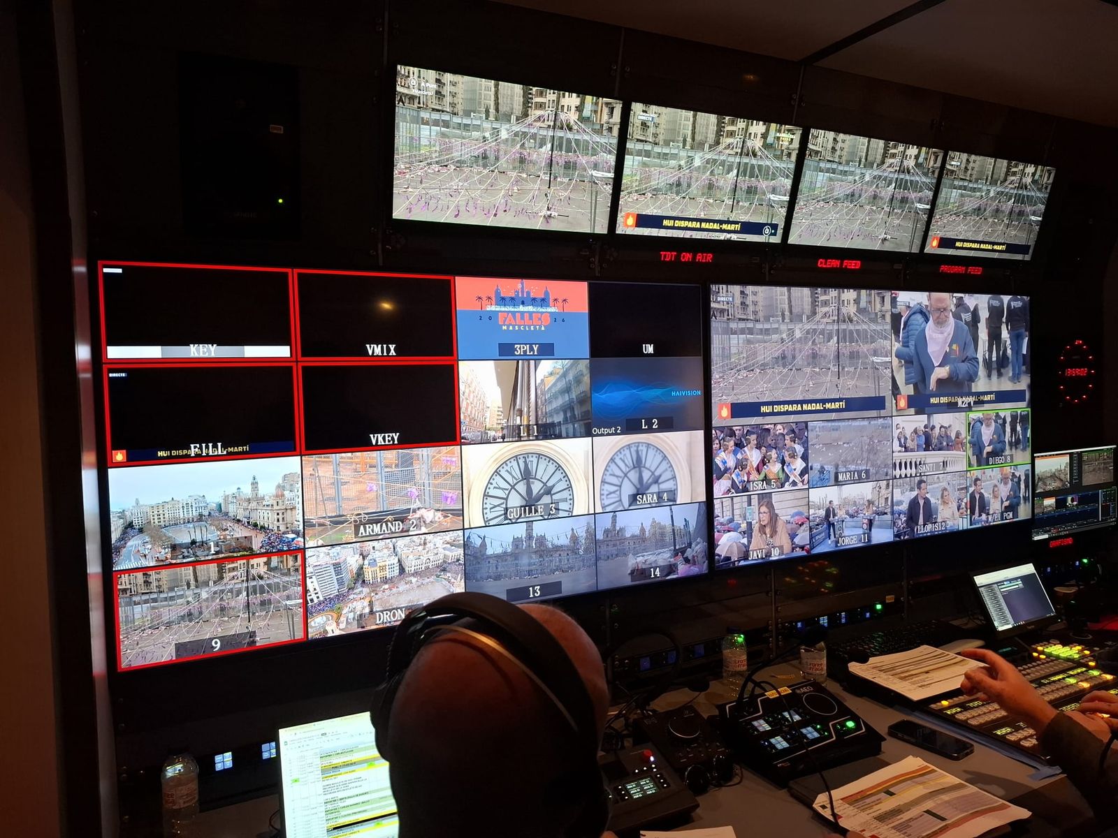 Control de realització dins de la unitat mòbil de la plaça de l'Ajuntament de València