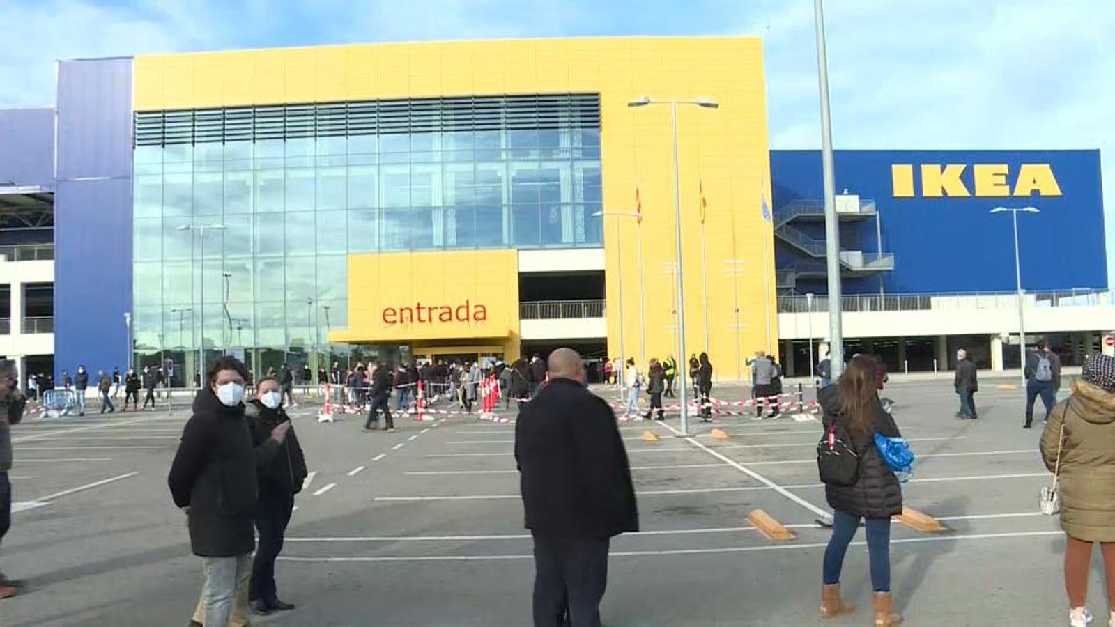 Cues a la zona comercial d'Alfafar tot i els controls policials per a evitar aglomeracions