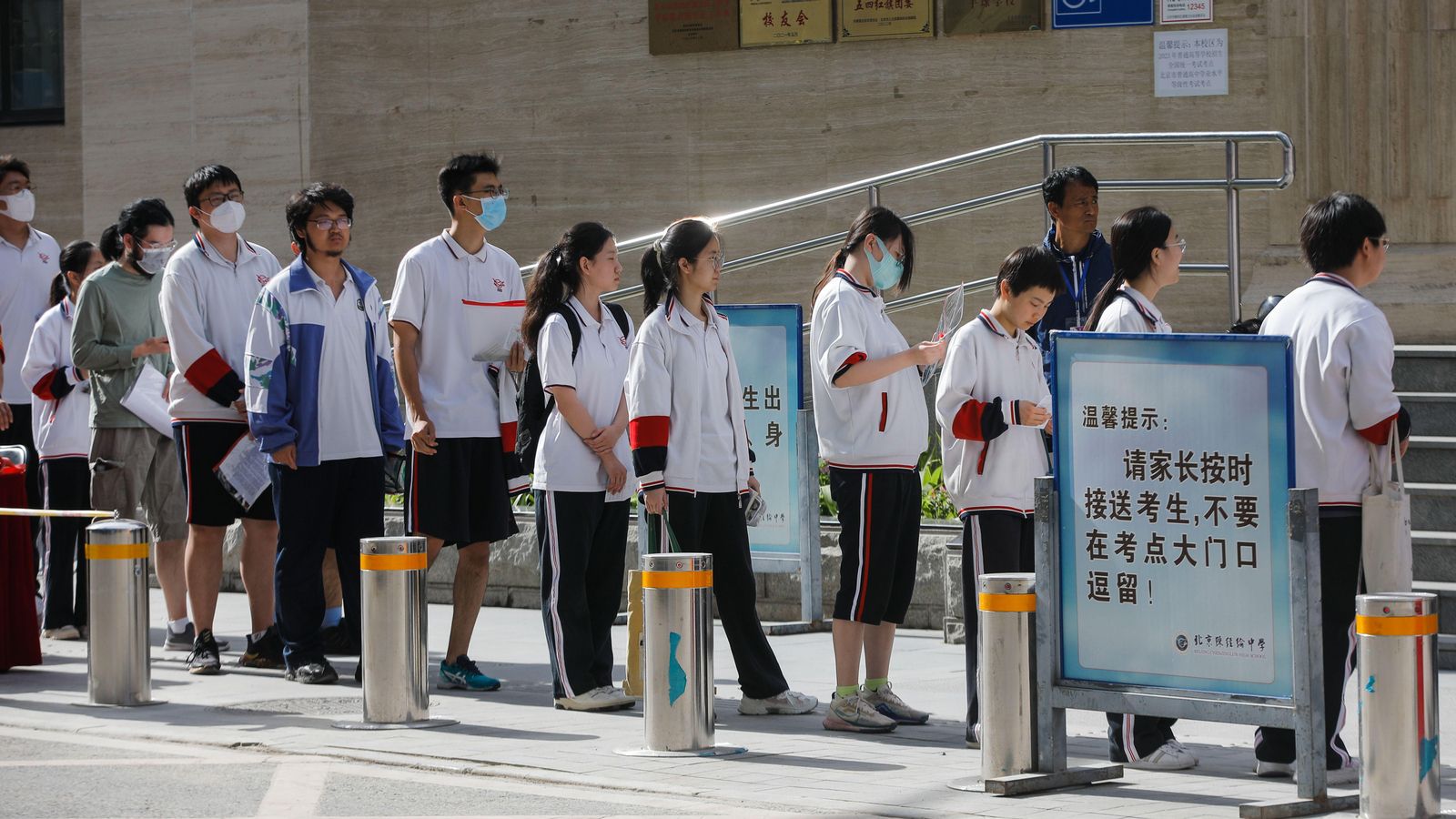 Estudiants xinesos esperen a examinar-se de la selectivitat