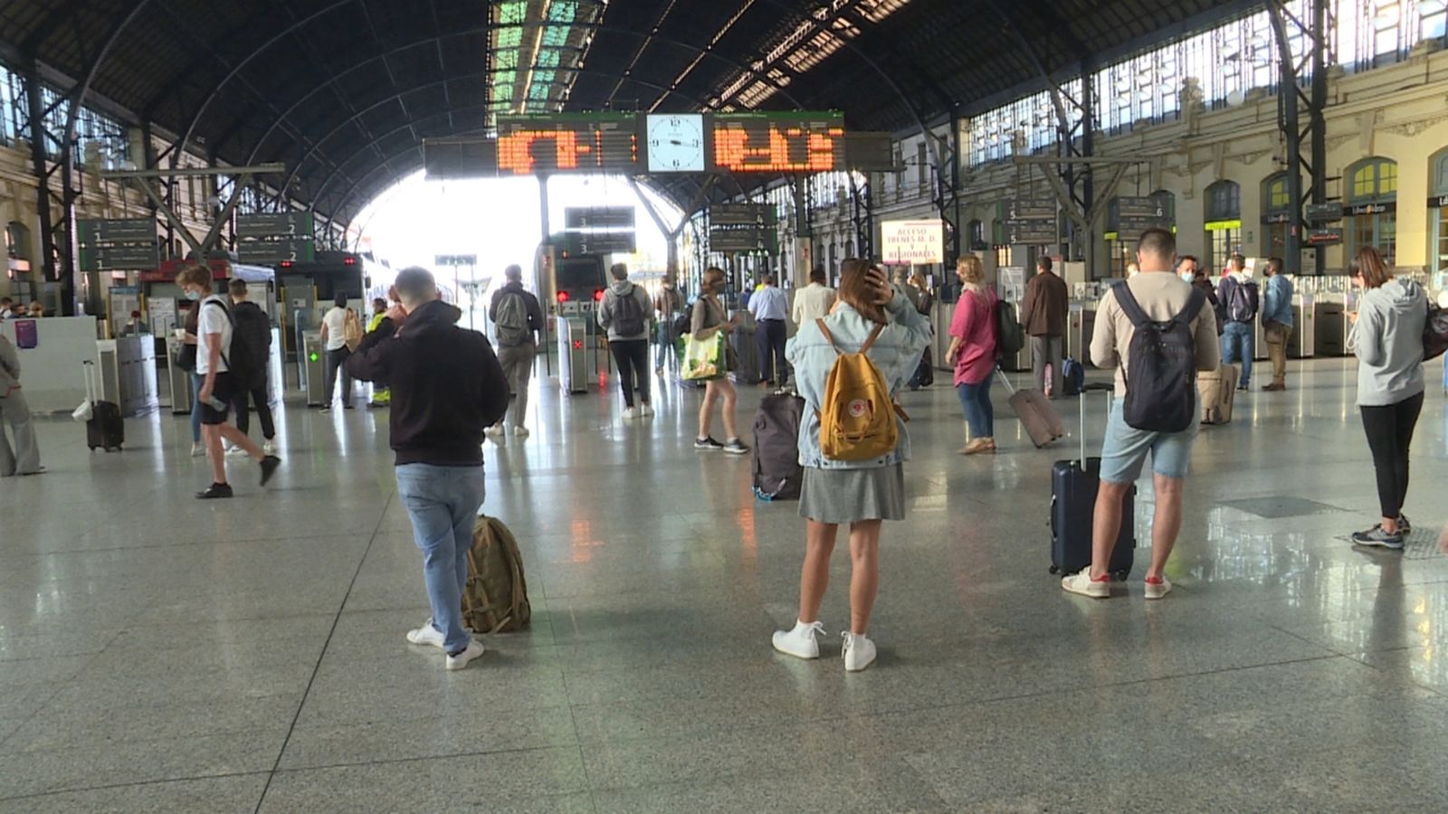 Usuaris de Renfe esperant el tren a l'Estació del Nord de València