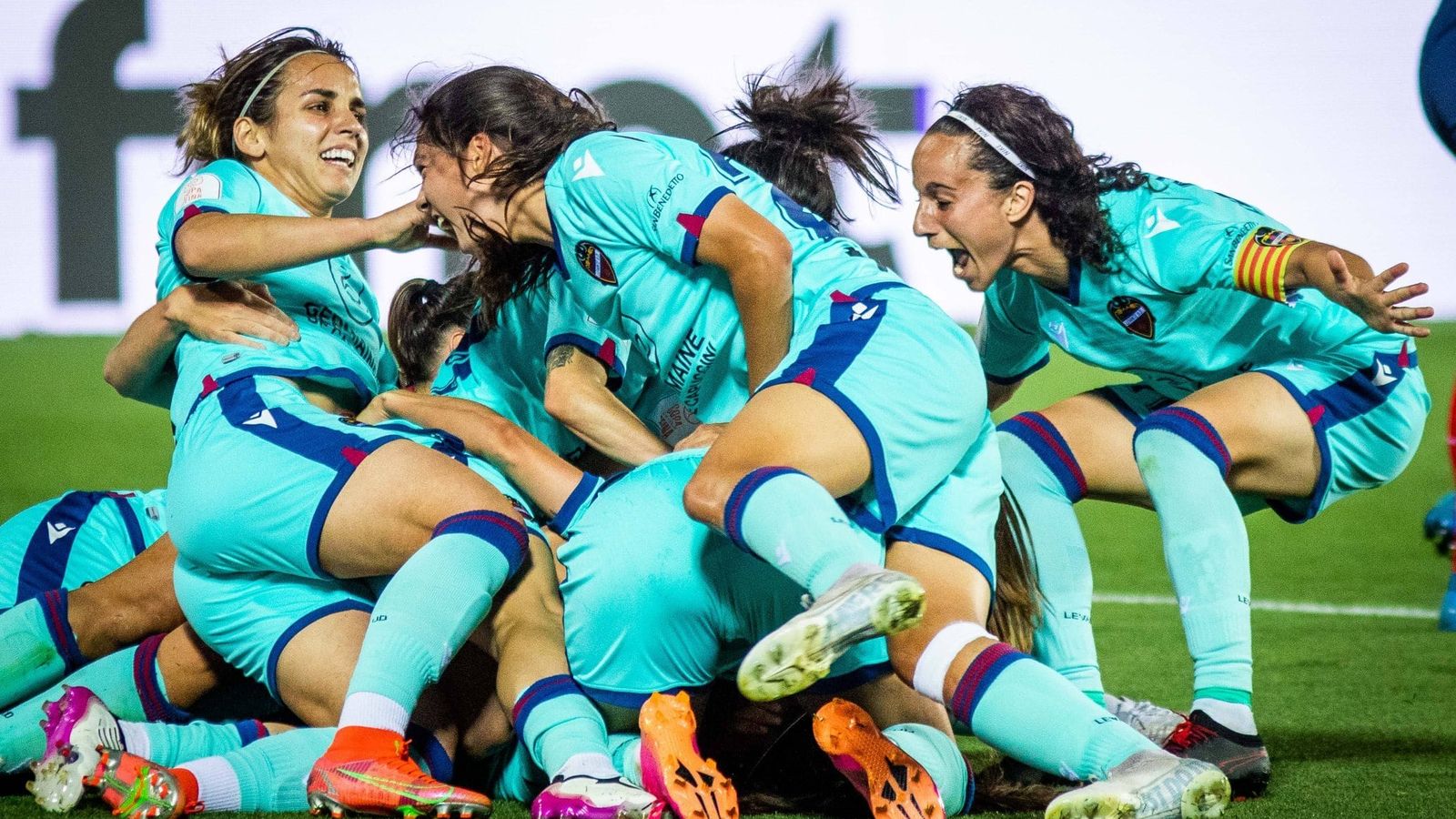 Les jugadores granota celebren el pas a la final de la Copa de la Reina