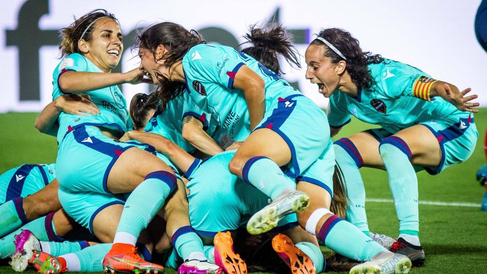 Les jugadores granota celebren el pas a la final de la Copa de la Reina