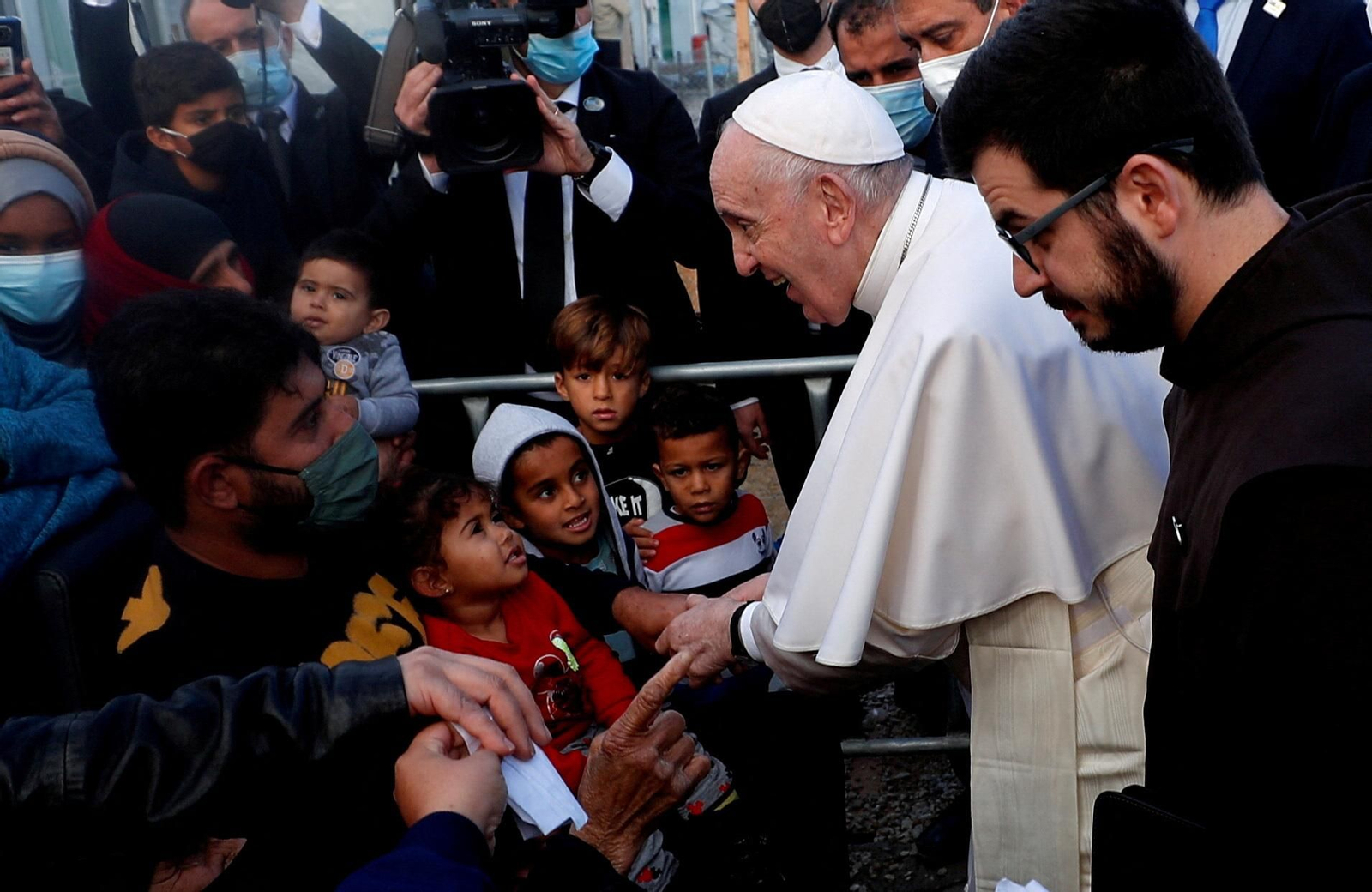 El papa Frances visita migrants a Grècia