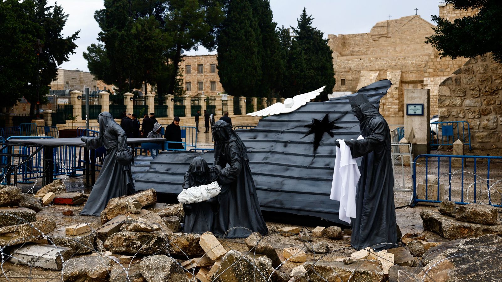 Instal·lació d'un betlem amb el naixement de Jesús entre enderrocs davant de l'església de la Nativitat