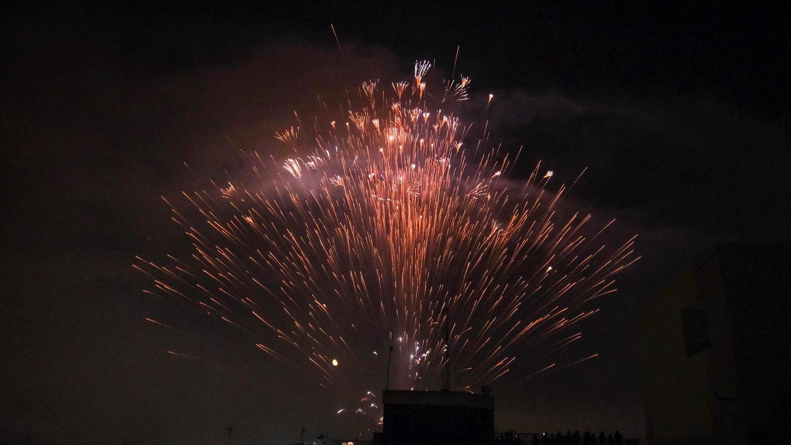 La Generalitat insta a evitar que es disparen espectacles pirotècnics, com els castells, prop de les zones forestals