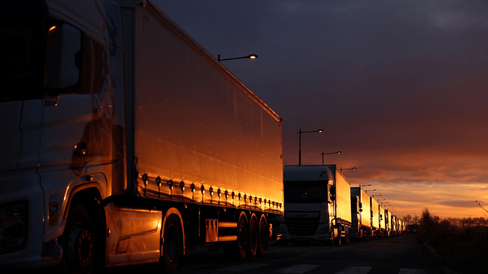 Una filera de camions, aturada a una carretera del sud de França Una filera de camions, aturada a una carretera del sud de França