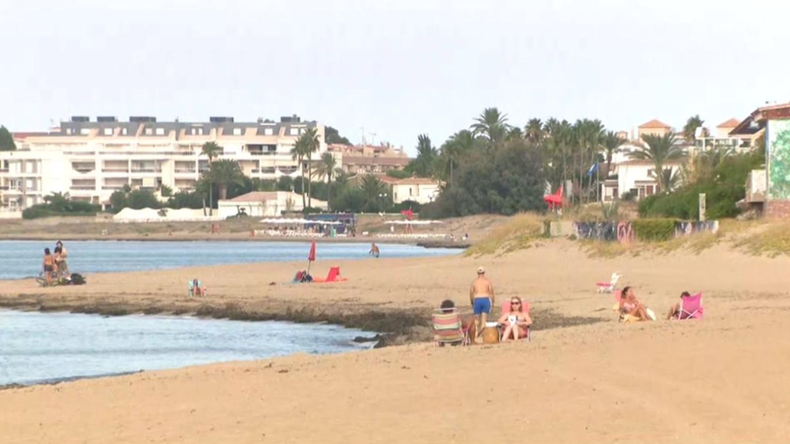 La platja de la Punta dels Molins de Dénia està oberta ja al públic