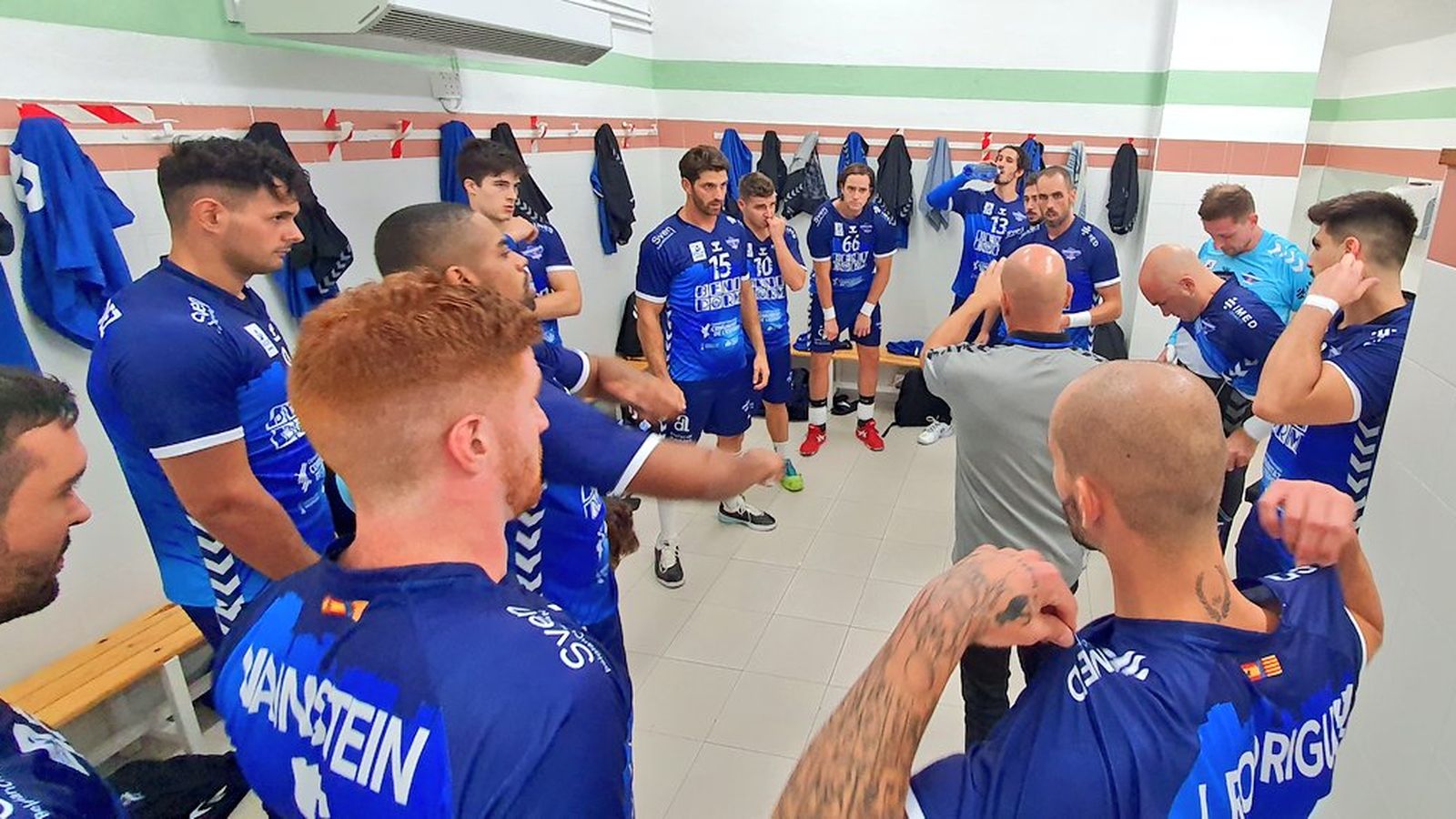 Fernando Latorre dona les últimes indicacions als seus jugadors abans del partit