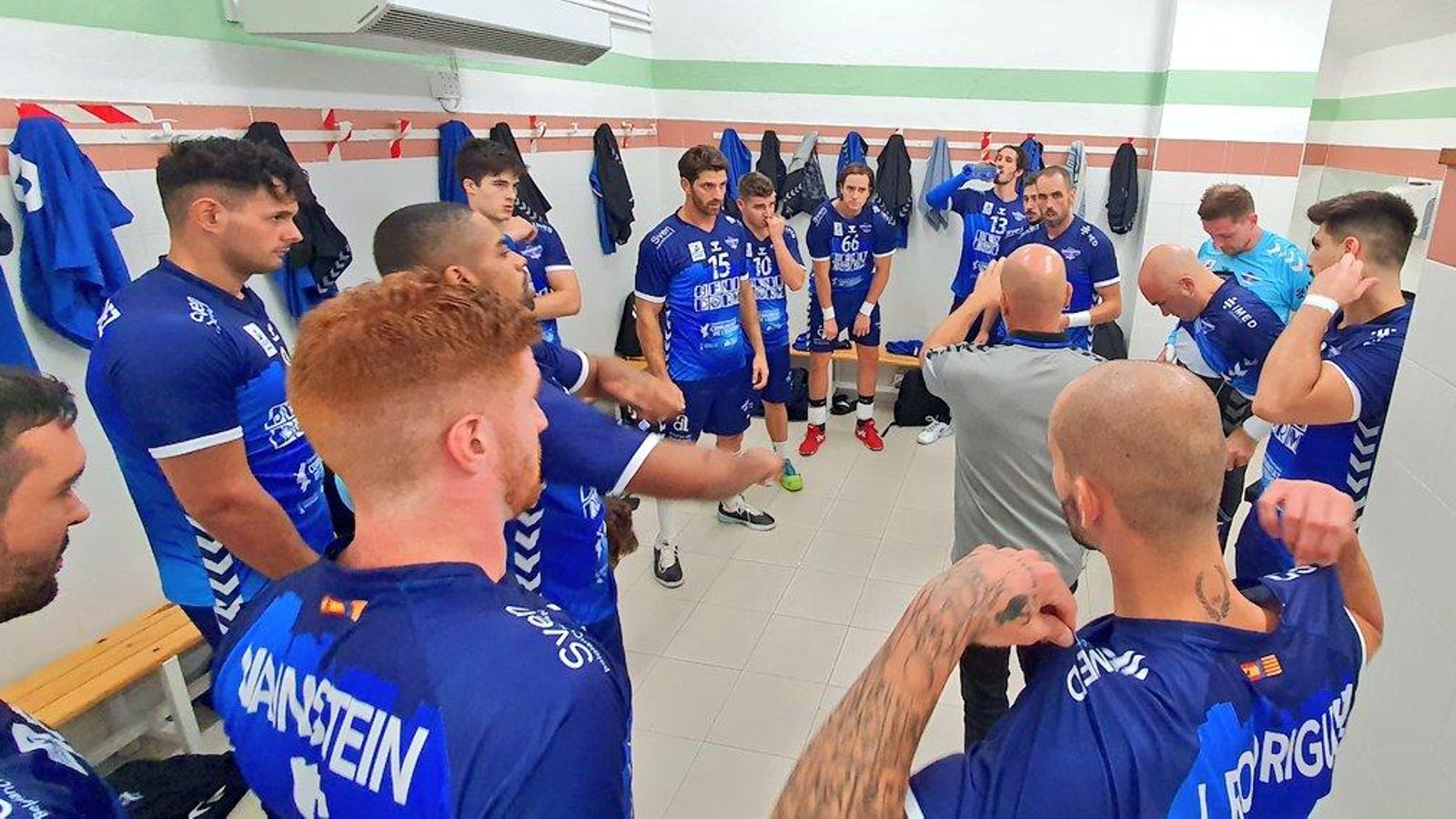 Fernando Latorre dona les últimes indicacions als seus jugadors abans del partit