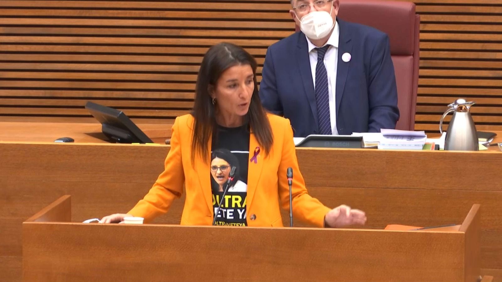 La síndica de Ciutadans amb la samarreta en què demanen la dimissió d'Oltra