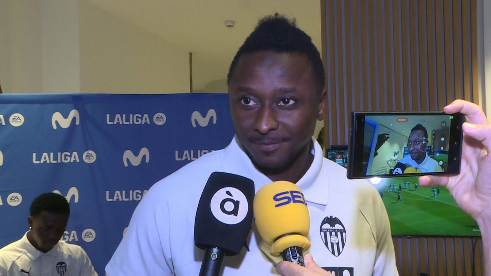 Umar Sadiq, jugador del València, en un acte promocional de la Lliga