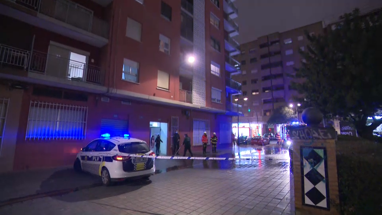 Dispositiu policial al lloc on s'ha produït la caiguda de la finestra