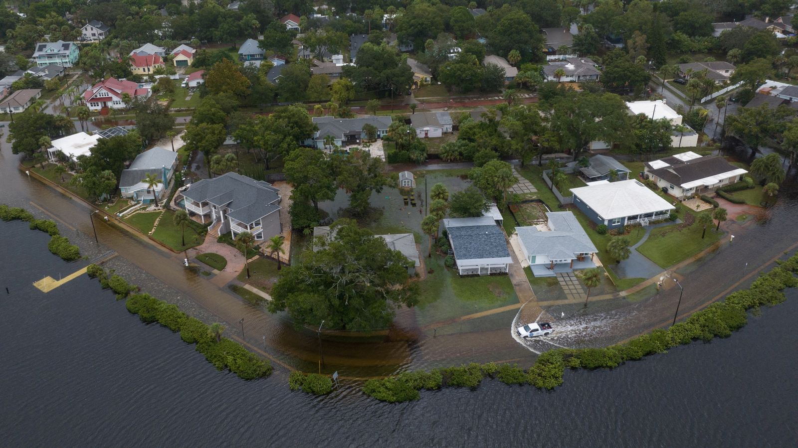 Un vehicle travessa una carretera negada a Tarpon Springs