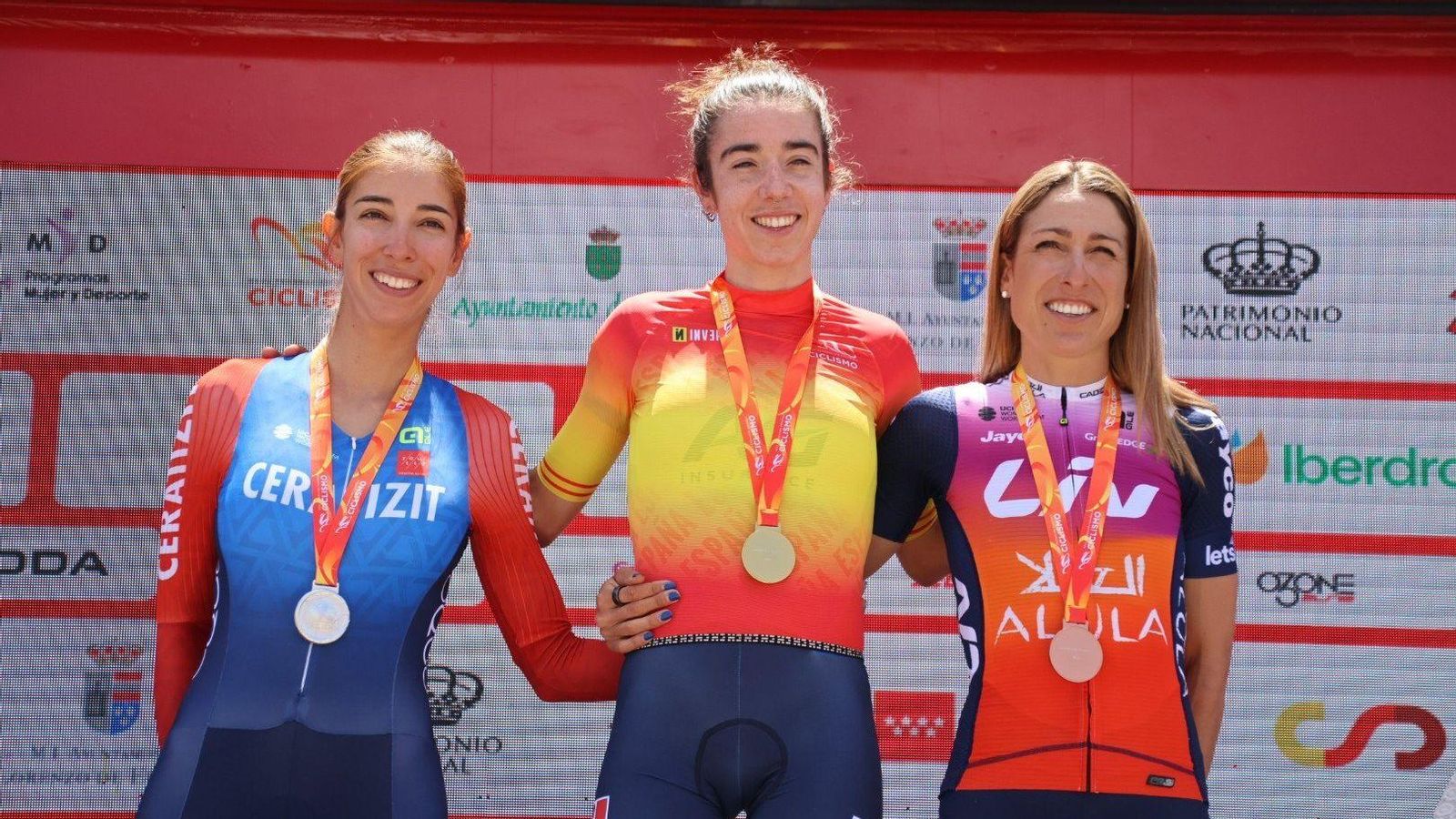 Sandra Alonso, primera per l'esquerra, en el pòdium