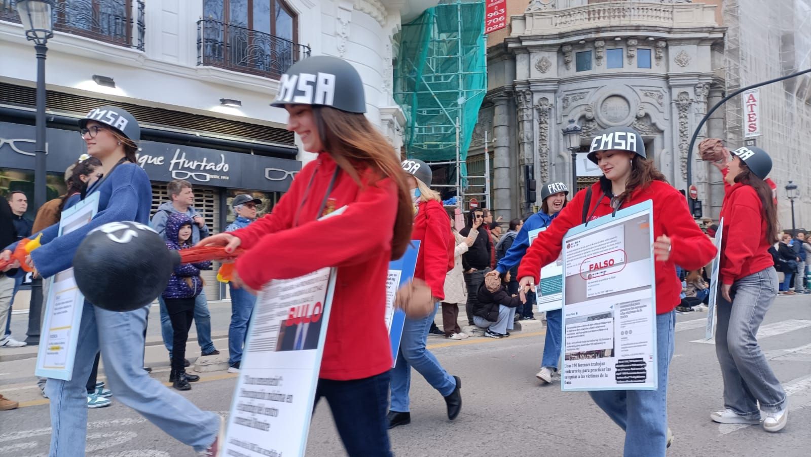 La dana ha estat molt present a la Cavalcada del Ninot