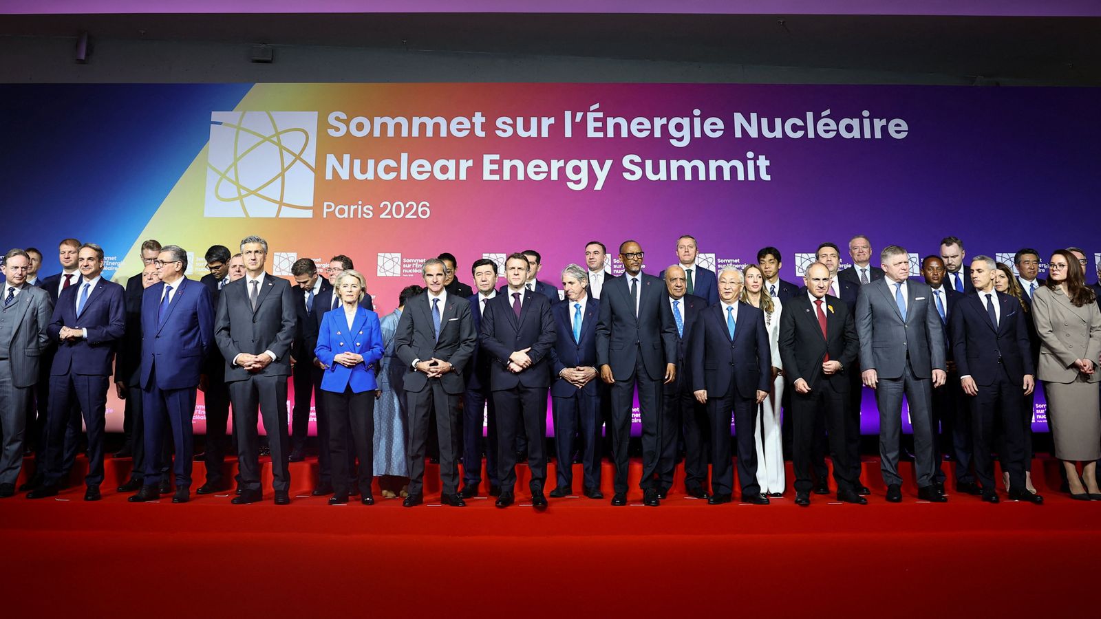 Rafael Grossi, director general de l’Organisme Internacional de l’Energia Atòmica (OIEA), juntament amb la presidenta de la Comissió Europea, Ursula von der Leyen, posen amb caps d’estat i de govern per a la foto de família durant la Cumbre sobre Energia Nuclear de l’OIEA a París, França