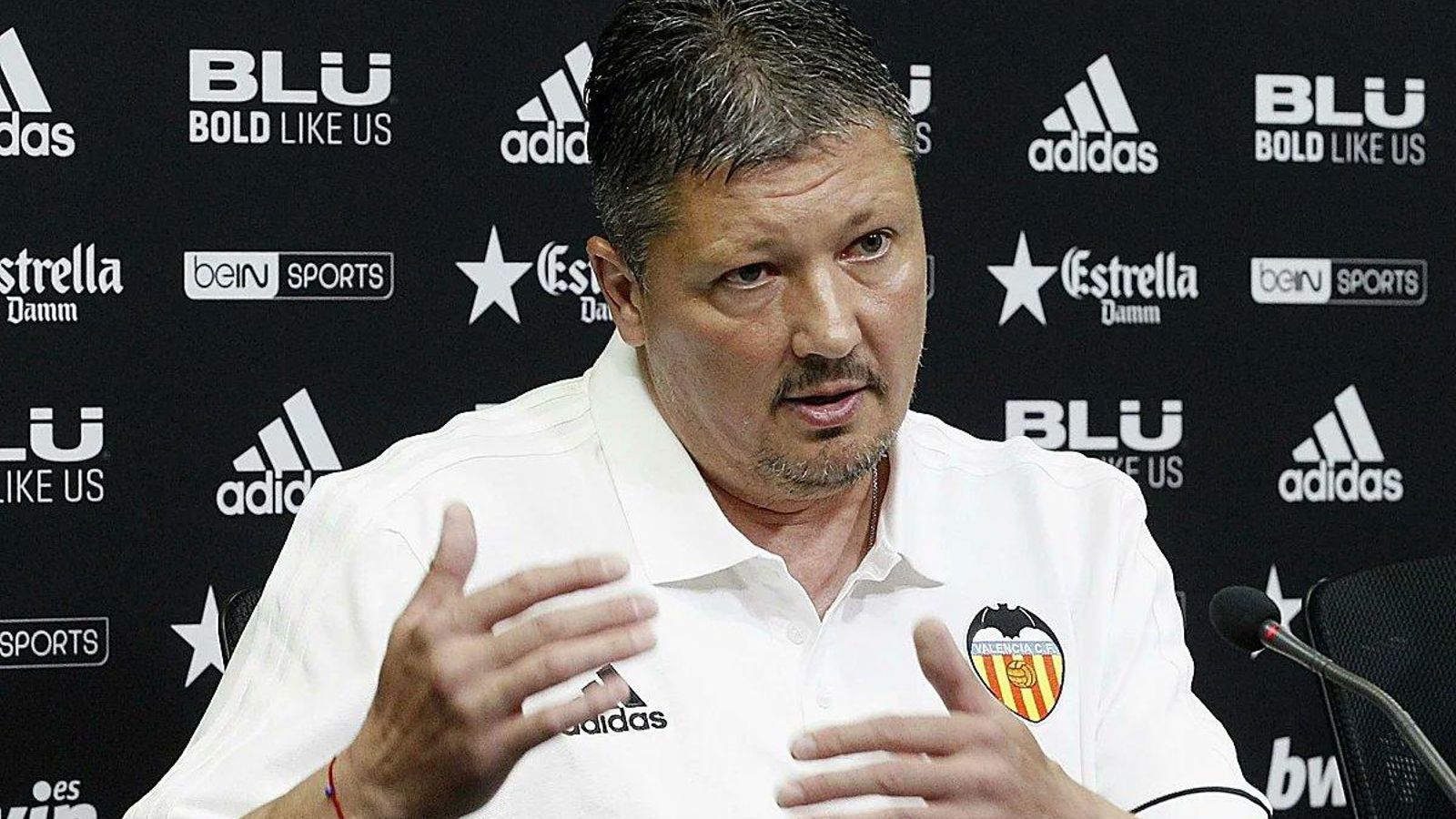 Lubo Pènev, en la sala de premsa de Mestalla