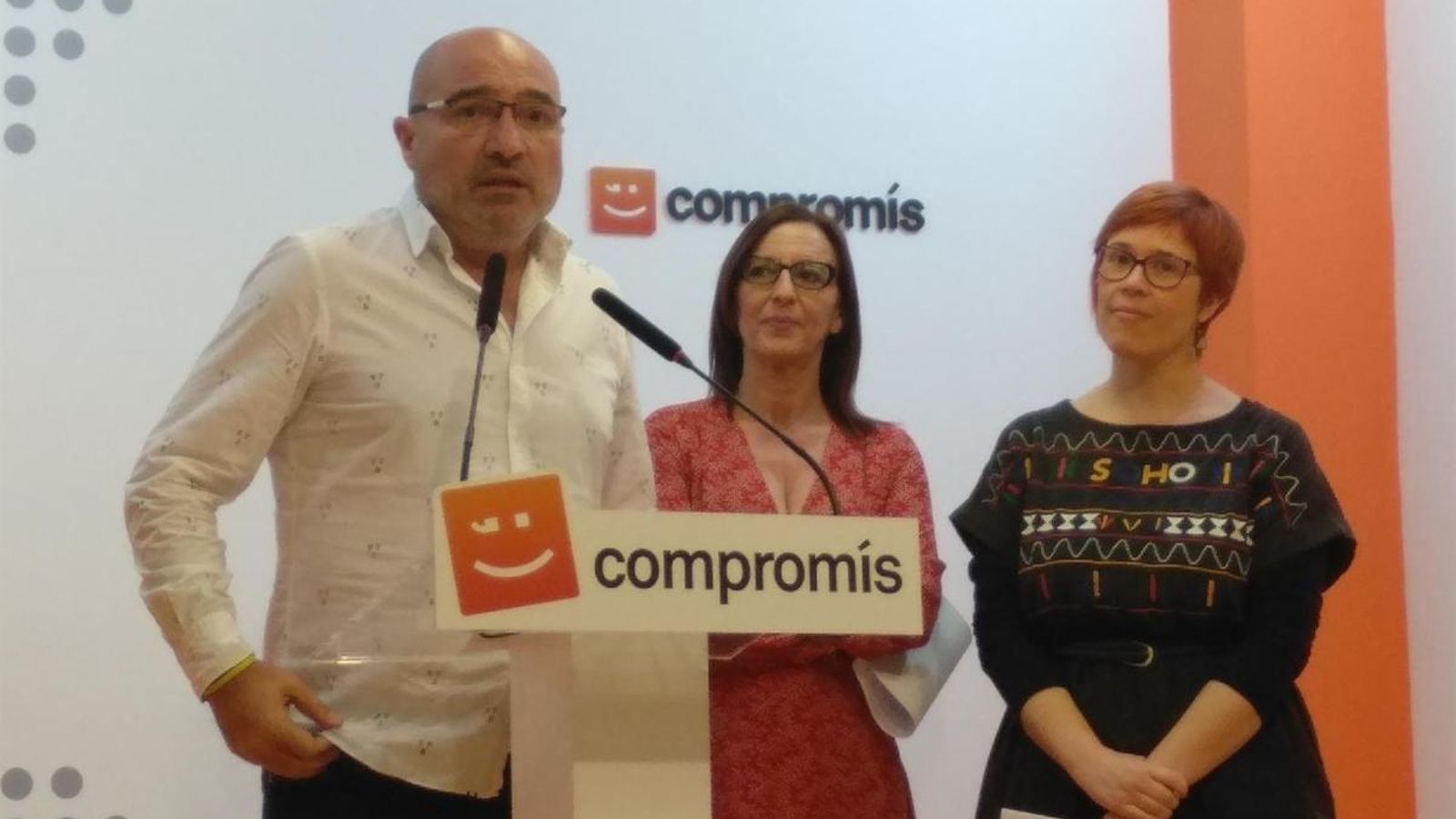 El diputat Xavier Rius, amb la vicepresidenta de la Diputació, Maria Josep Amigó, i la coportaveu de Compromís, Àgueda Micó