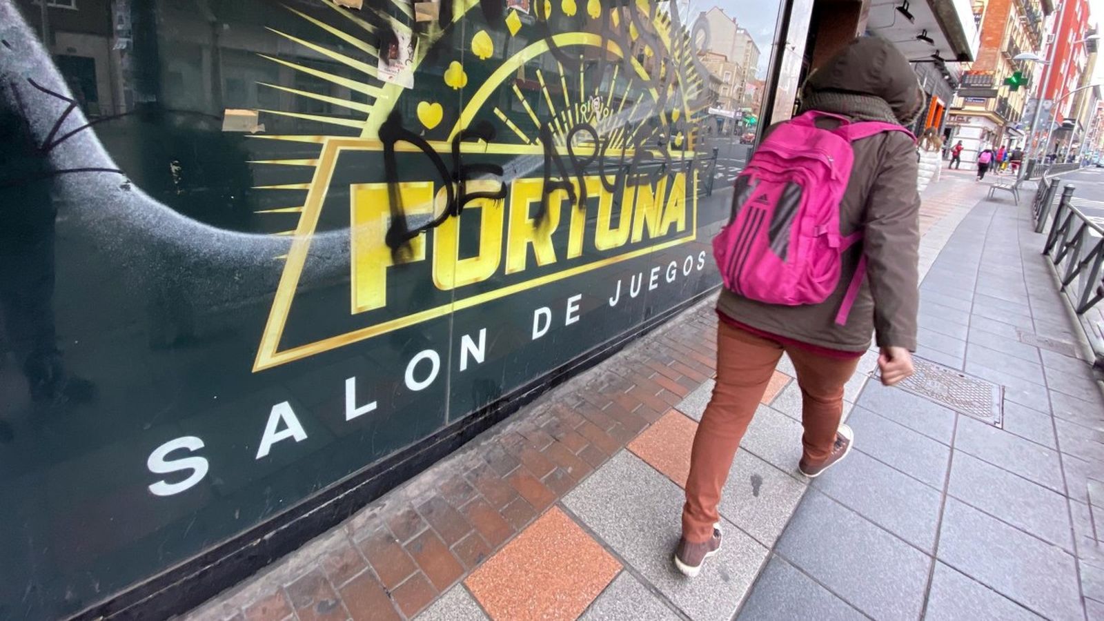 Una persona camina al costat d'una sala d'apostes en una imatge d'arxiu