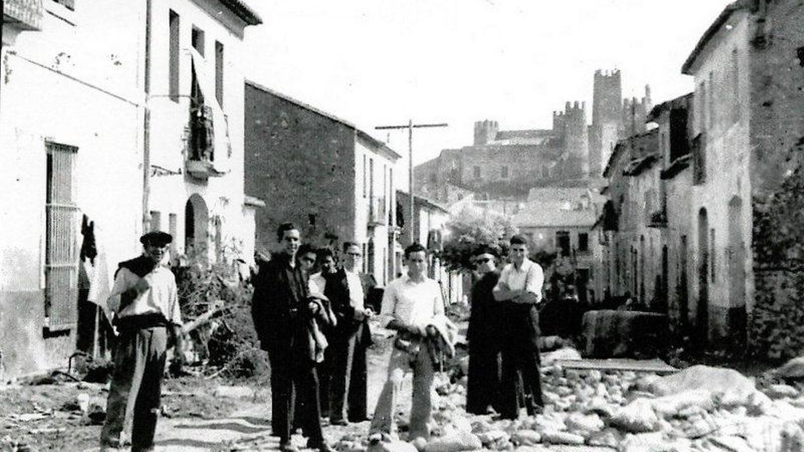 Veïns de Bétera enmig d'un dels carrers més afectats per la riuada del 1949