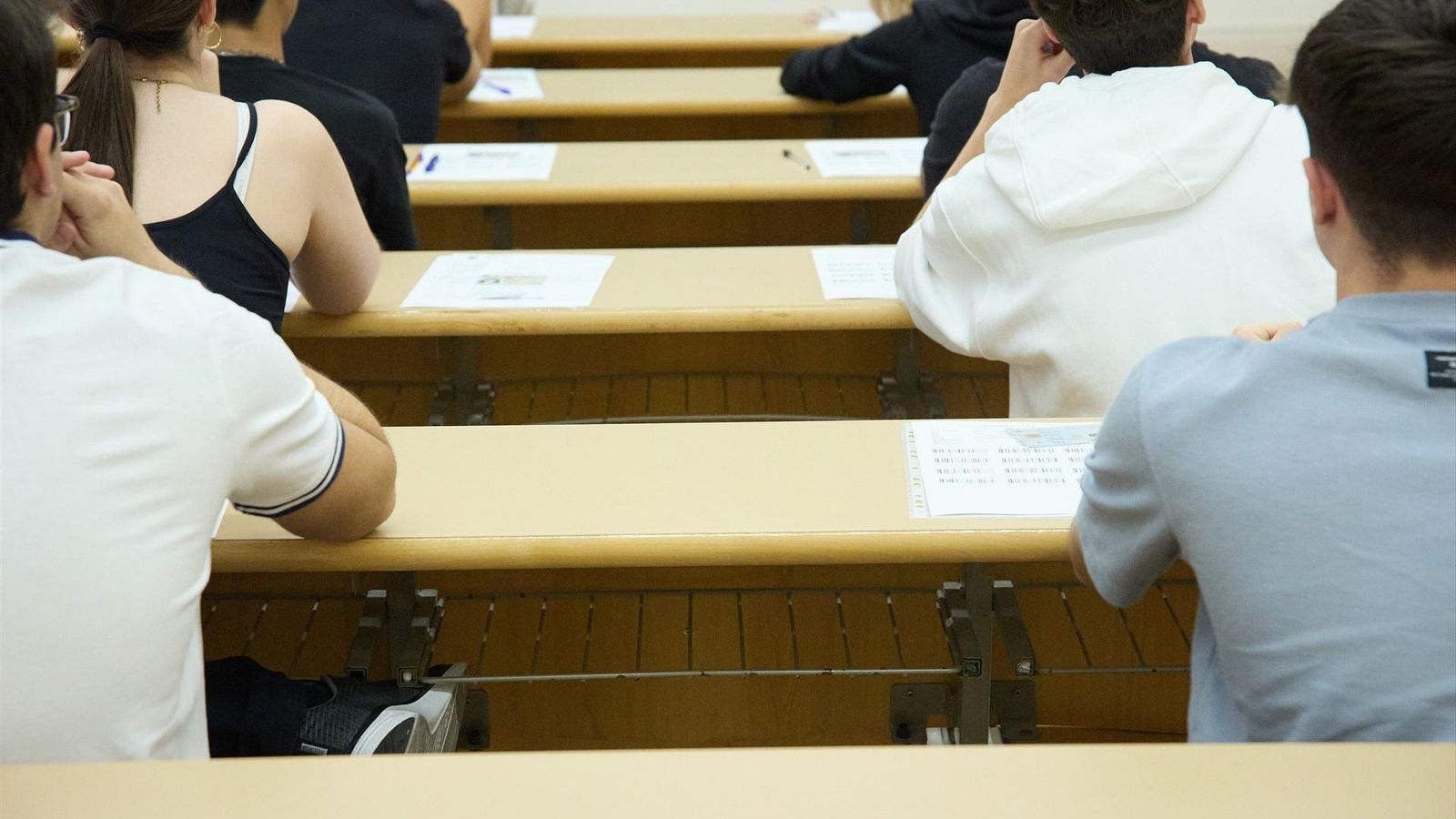 Alumnat durant l'execució d'un examen de la PAU (arxiu)