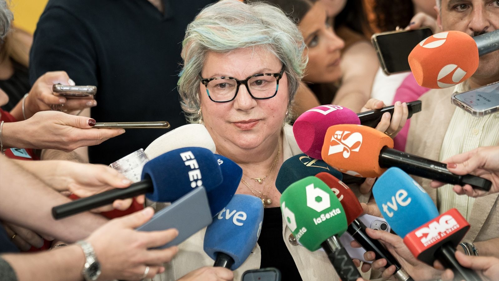 En la imatge, Dolores Vázquez atén els mitjans de comunicació després de rebre la Medalla a la Promoció dels Valors d'Igualtat