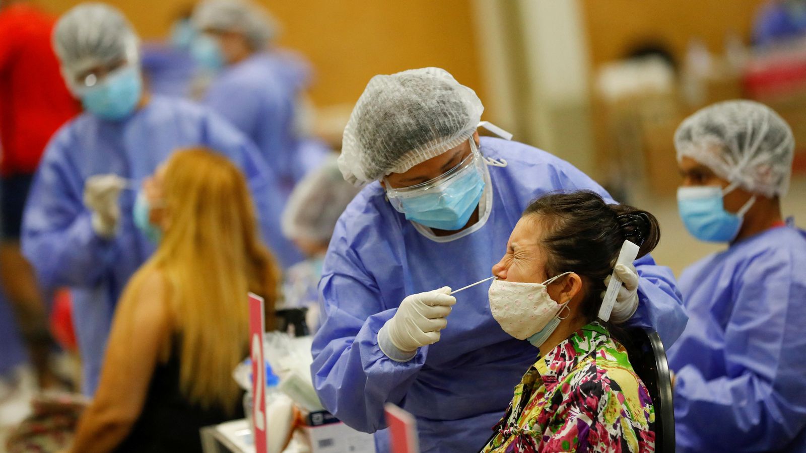 Un sanitari pren mostres a una pacient a l'Argentina, on s'han reportat quasi 100.000 casos de covid-19 aquest dijous