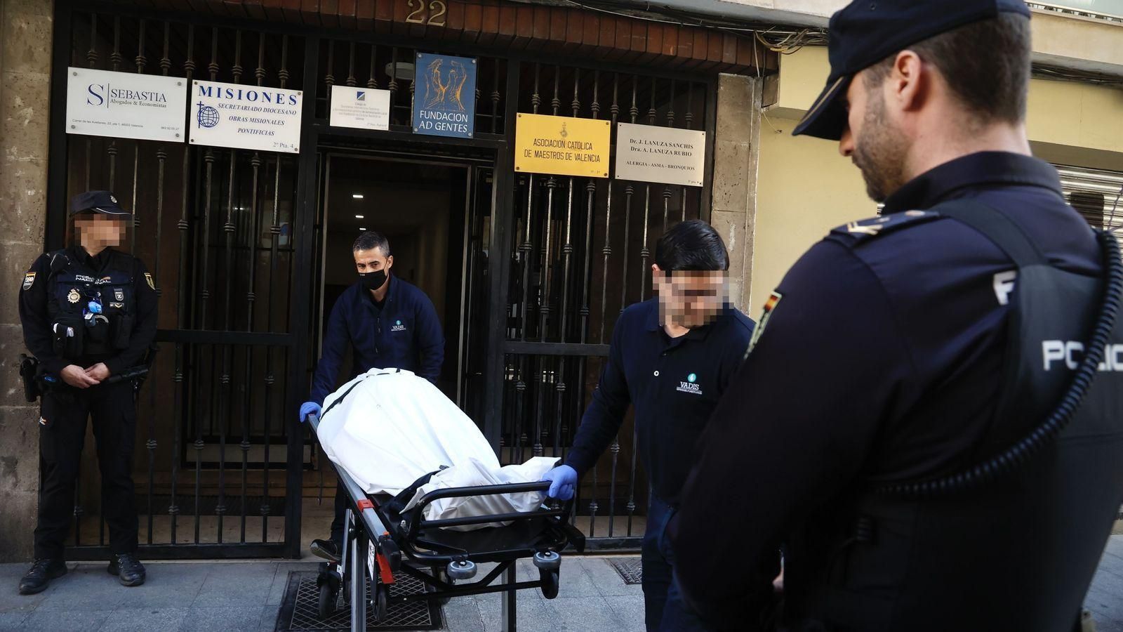 Operaris del servei fúnebre traslladen el cadàver a l'Institut de Medicina Legal de València