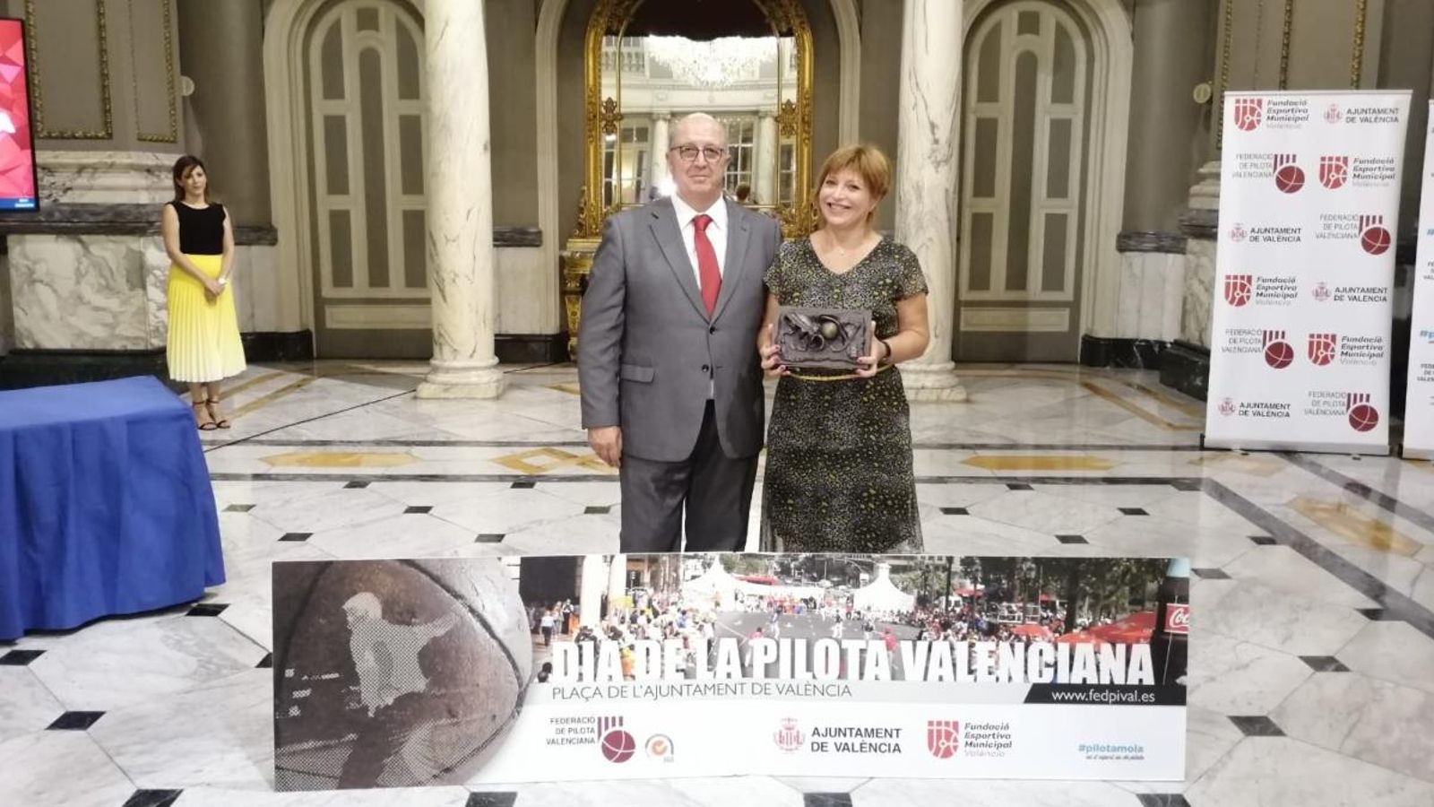 La directora general d’À Punt Mèdia, Empar Marco, ha rebut el premi