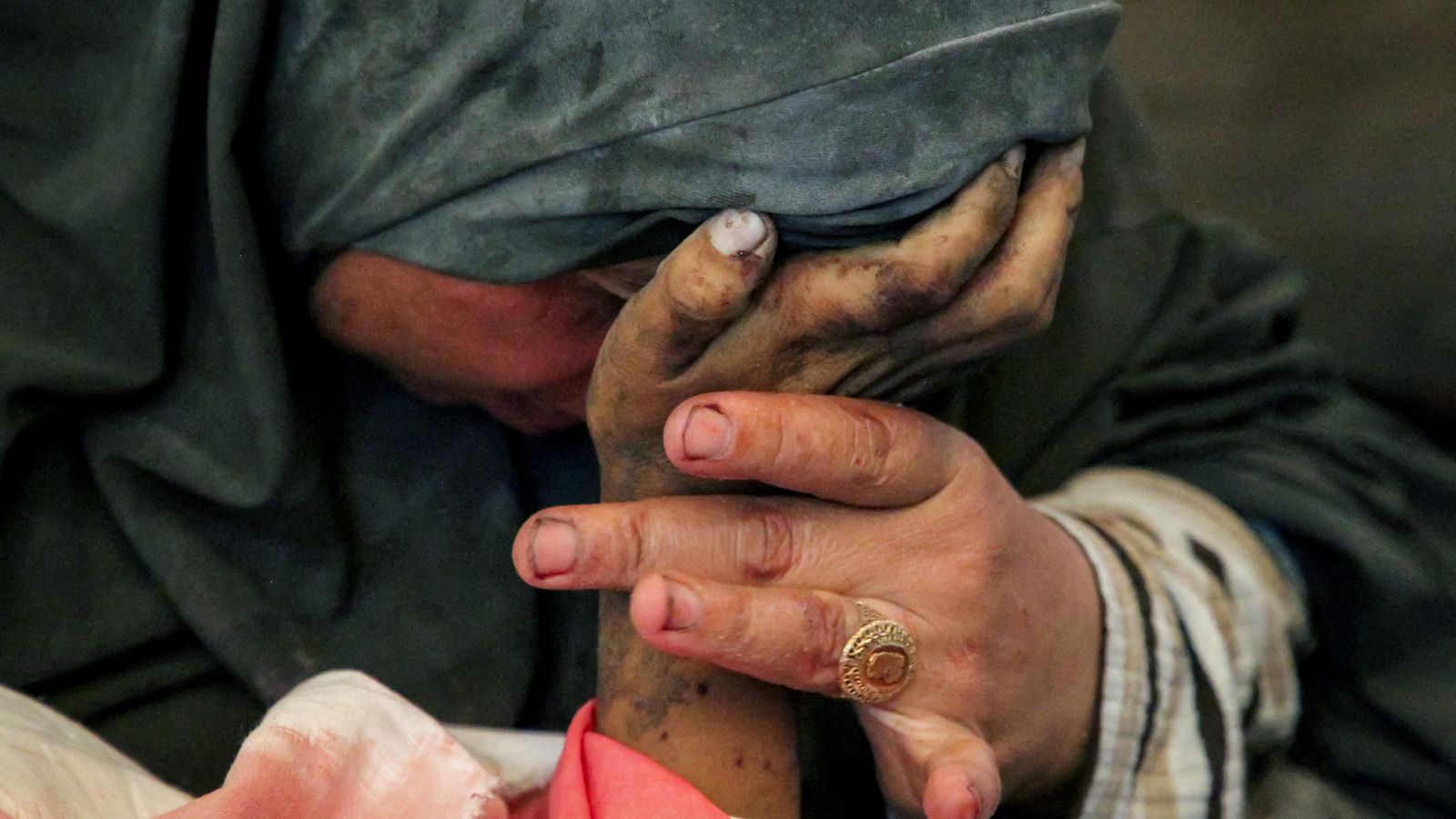 Una mare palestina sosté el braç sense vida d'un fill, assassinat en un atac israelià al sud de la Franja de Gaza