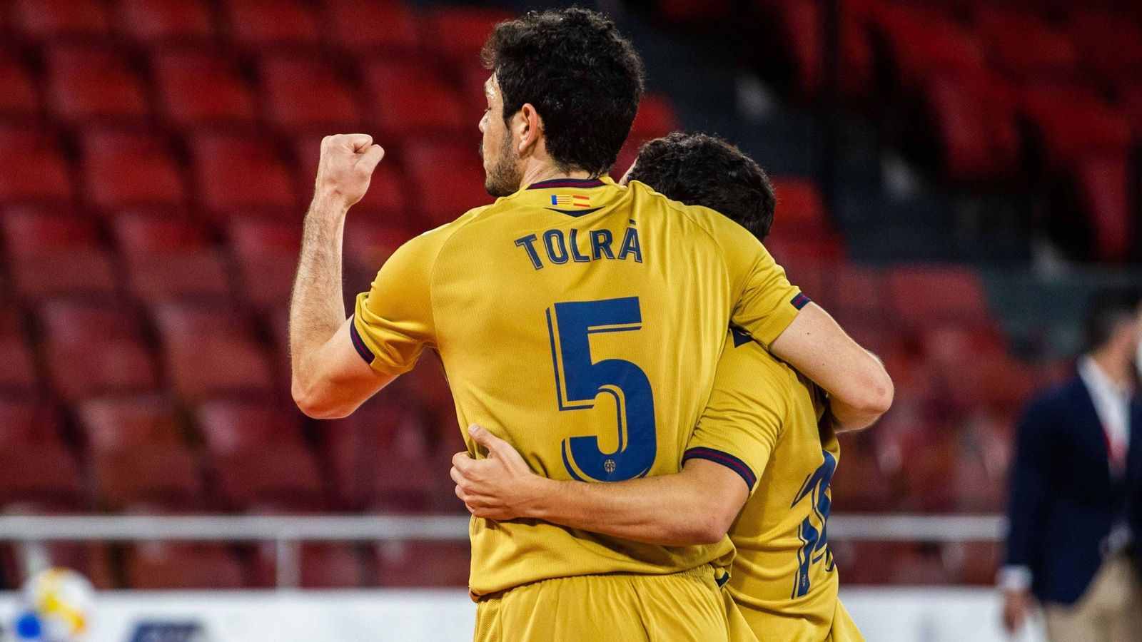 Tolrà celebra un gol