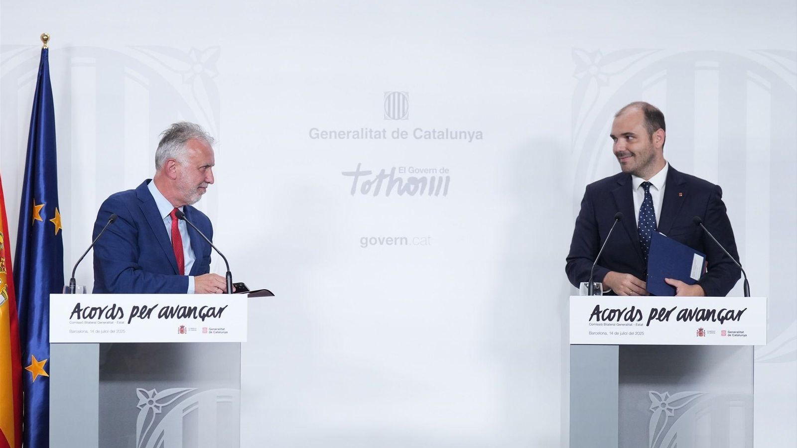 El conseller de la Presidència de la Generalitat de Catalunya, Albert Dalmau Miranda (d), i el ministre de Política Territorial i Memòria Democràtica d'Espanya, Ángel Víctor Torres (e), durant la presentació de l'acord de finançament autonòmic, este dilluns