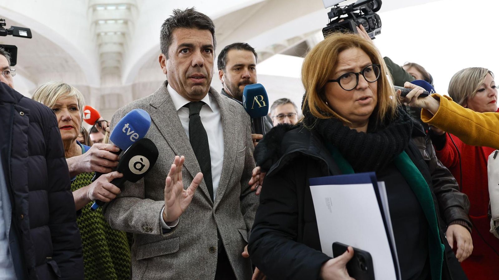El president de la Generalitat, Carlos Mazón, envoltat de mitjans de comunicació este dijous El president de la generalitat, Carlos Mazón, envoltat de mitjans de comunicació este dijous