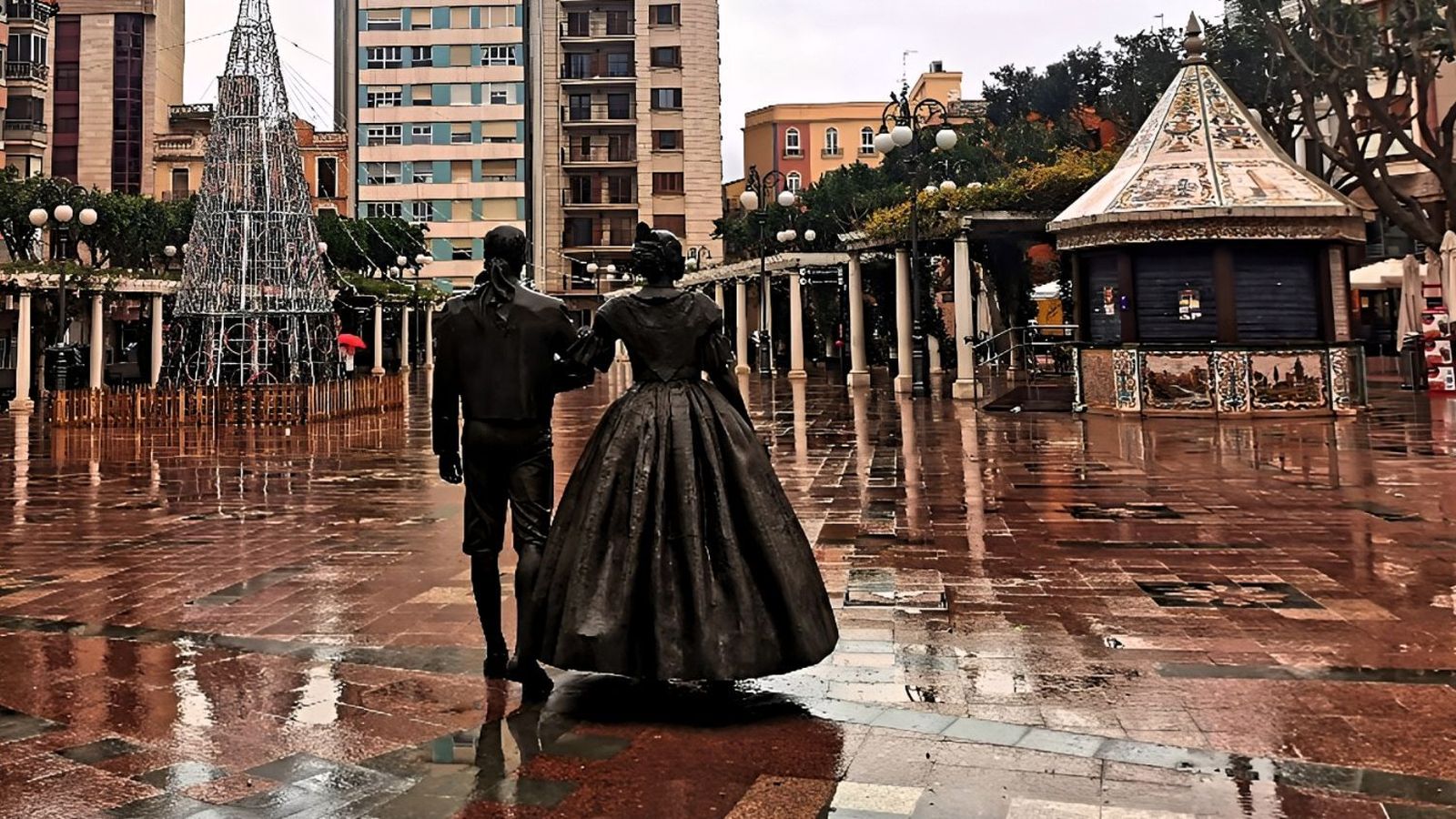Aspecte que presentava a primera hora del matí la Plaça Major d'Alzira, on aquest dijous ja havien caigut les primeres pluges
