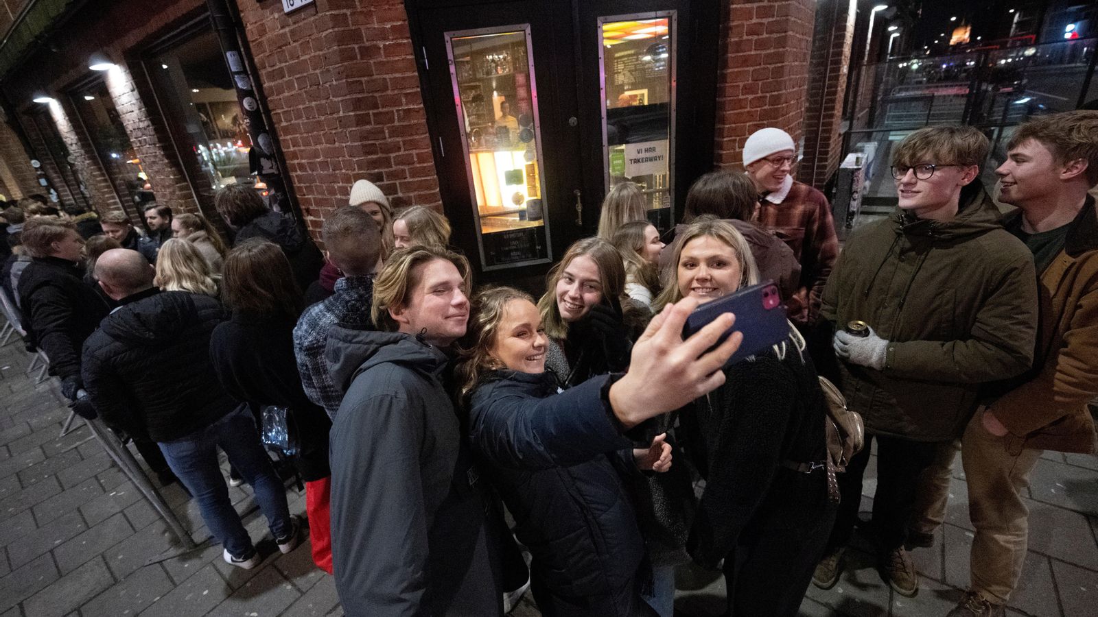 Joves fa cua en un club nocturn de Malmo, després d'alçar Suècia les restriccions de covid-19