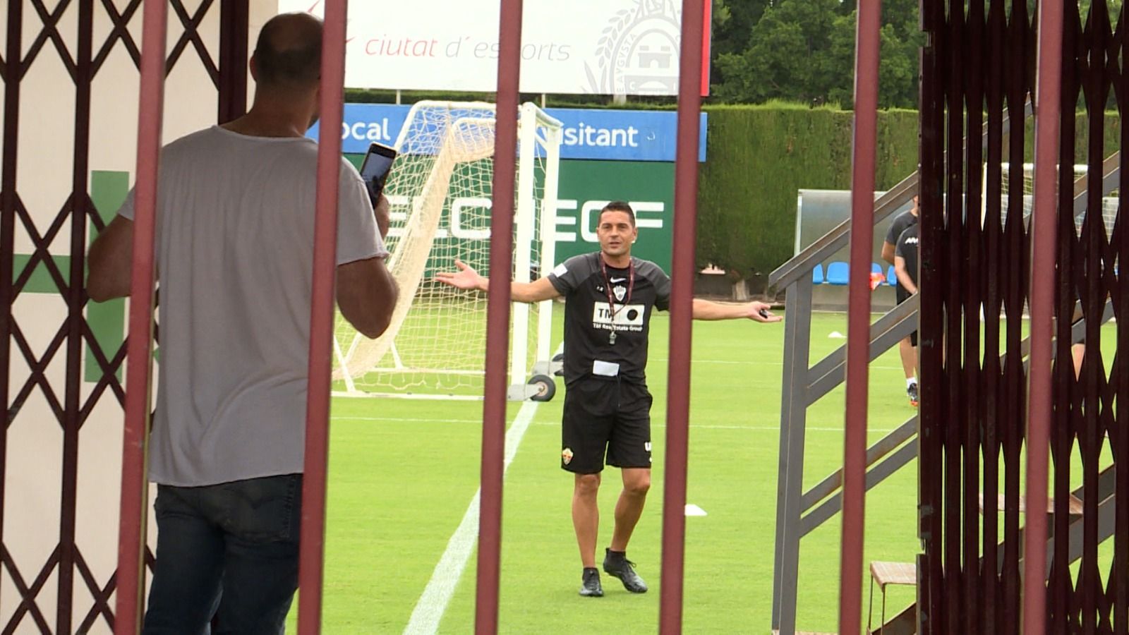 Francisco parlant amb un aficionat de l'Elx