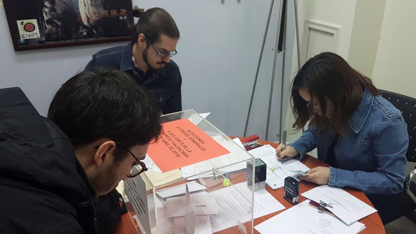 Un grup d'espanyols acudeix al consolat d'Espanya a Pequín per a emetre el seu vot