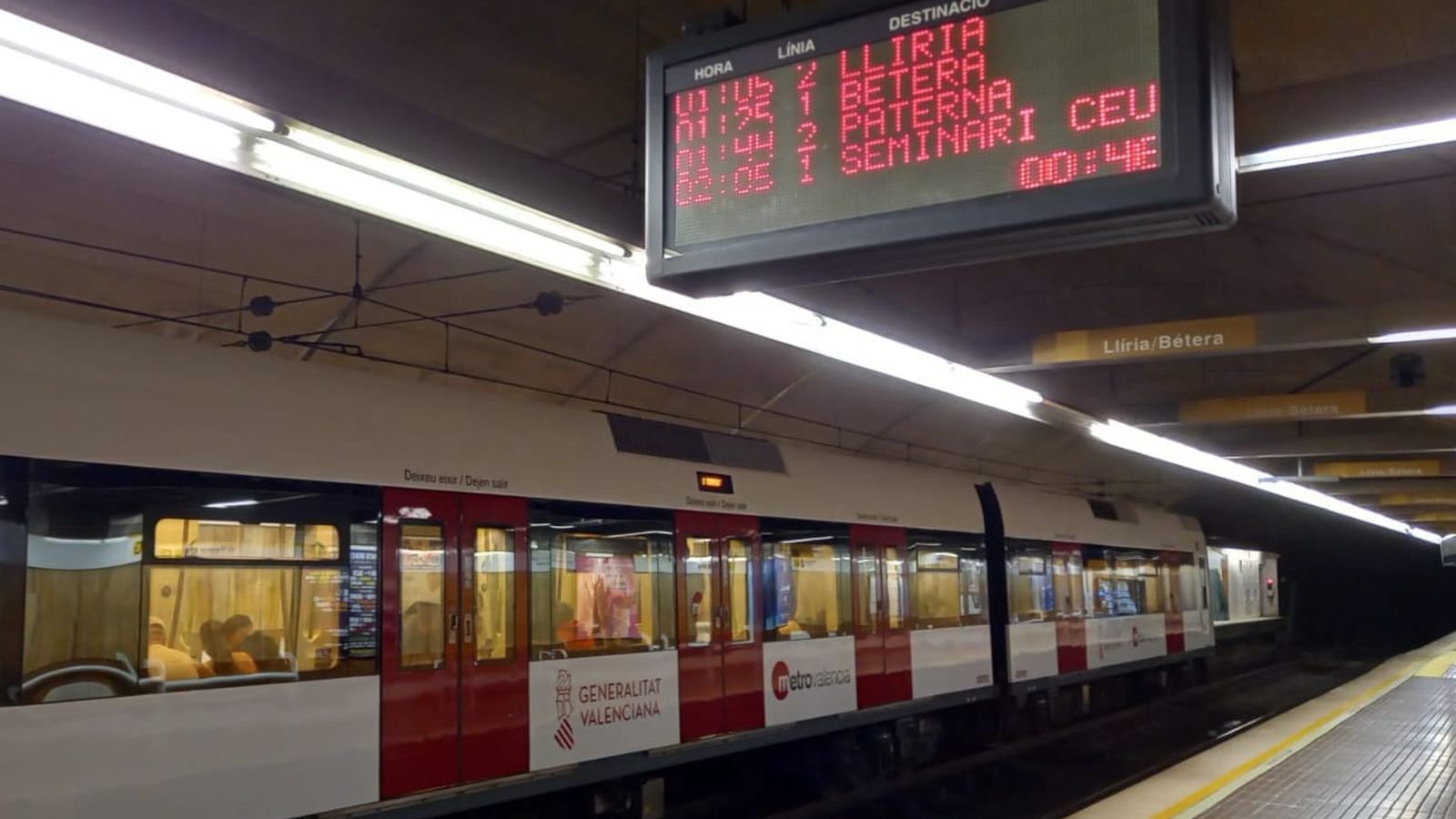 Imatge d'arxiu d'una estació de Metrovalència oferint servei nocturn