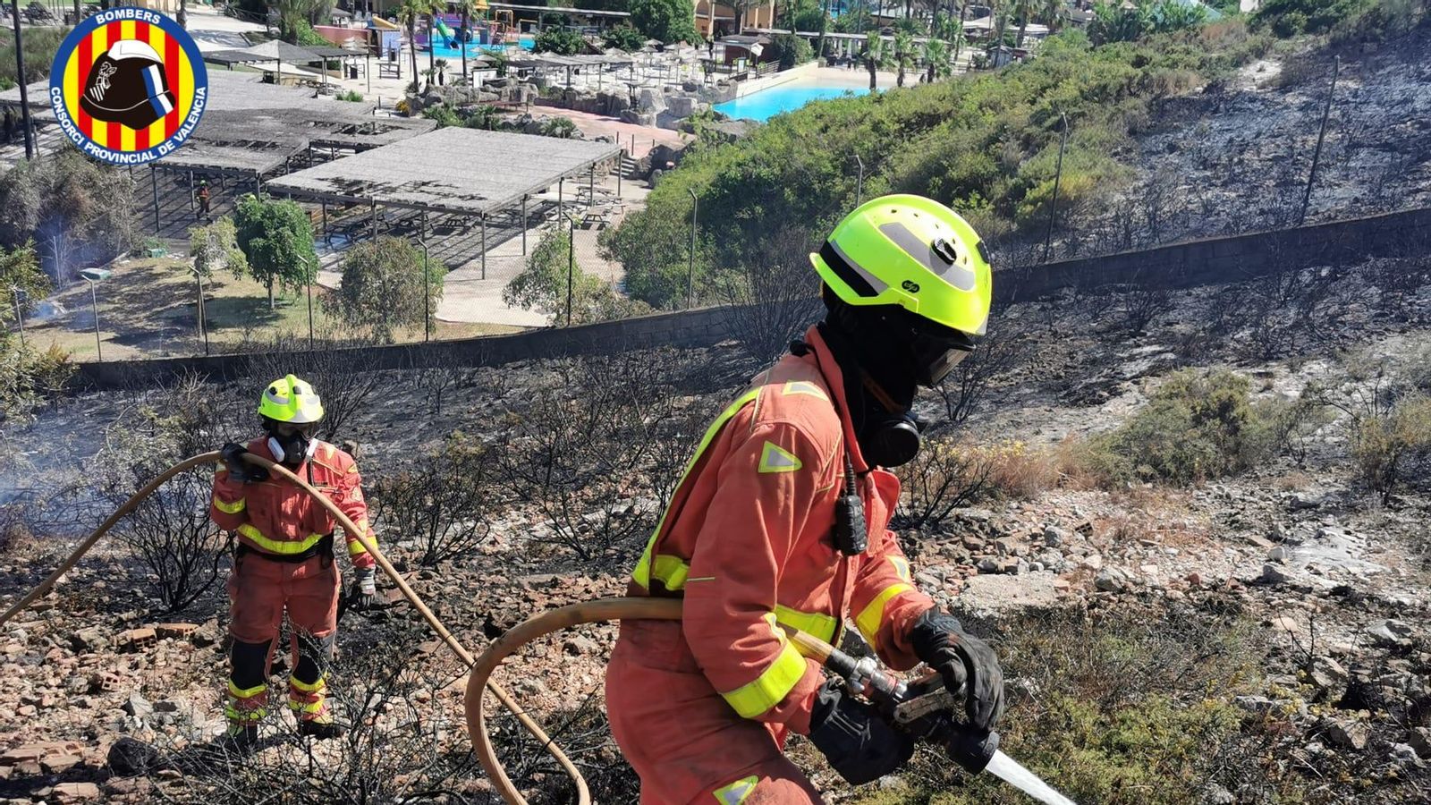 Agents treballen en un incendi forestal a Cullera en una imatge d'arxiu Incendi forestal a Cullera