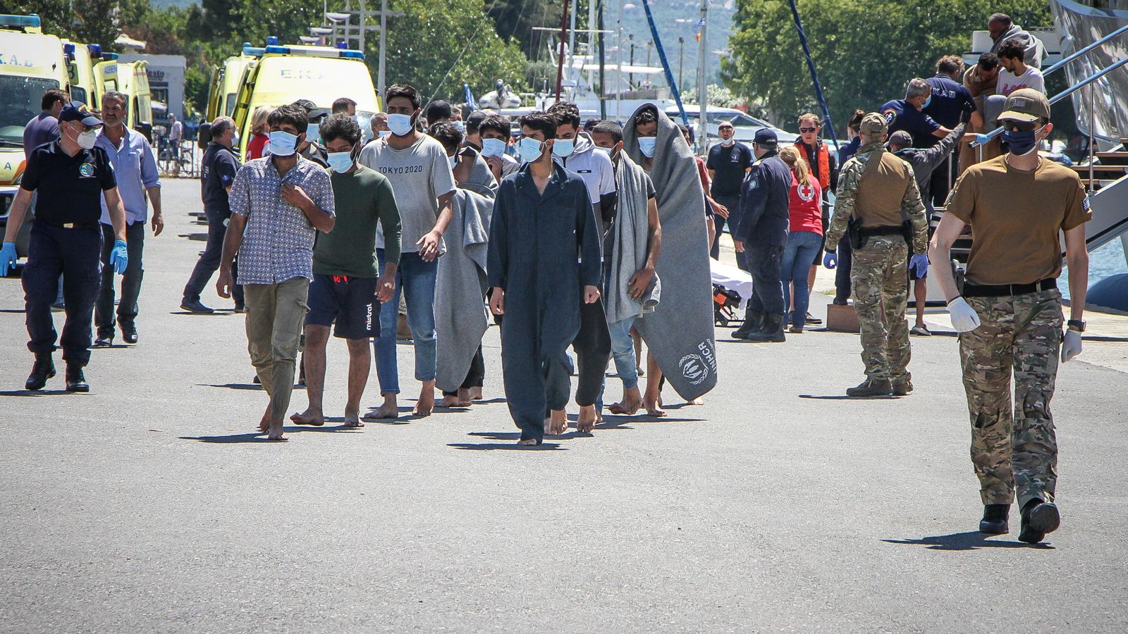 Els equips de salvament atenen els migrants rescatats a Grècia