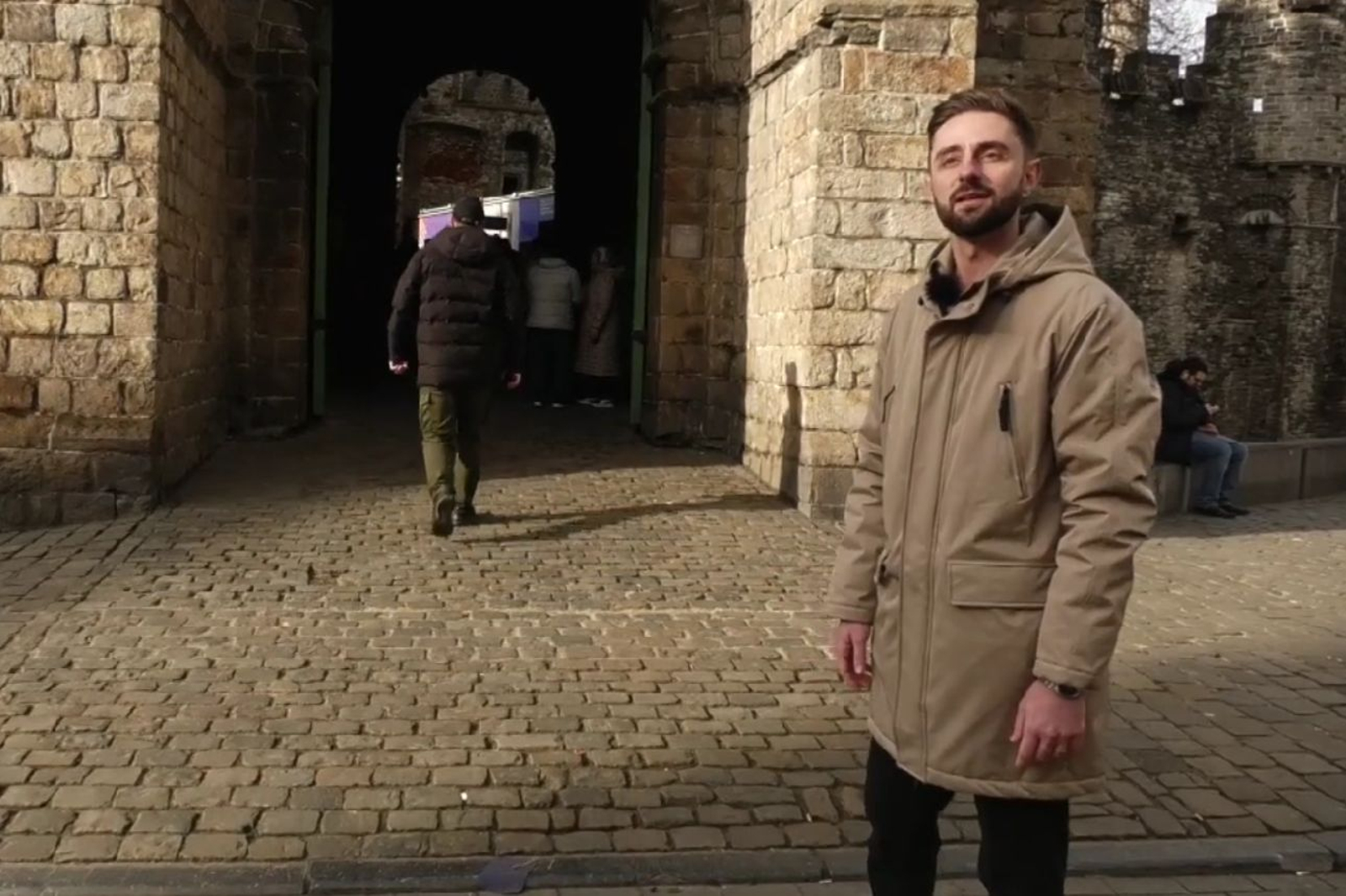 Alejandro ens portarà al Castell dels Comtes, una fortalesa medieval amb una estreta relació amb la reialesa espanyola