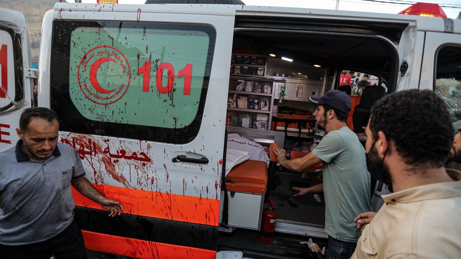 Estat d'una ambulància després de l'atac israelià en la porta de l'hospital Al-Shifa a la ciutat de Gaza