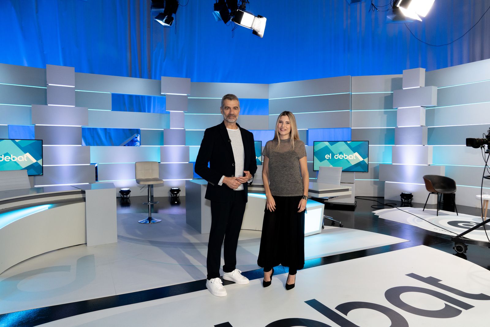 Toni Cantó amb Rosa Porta al plató del programa El Debat