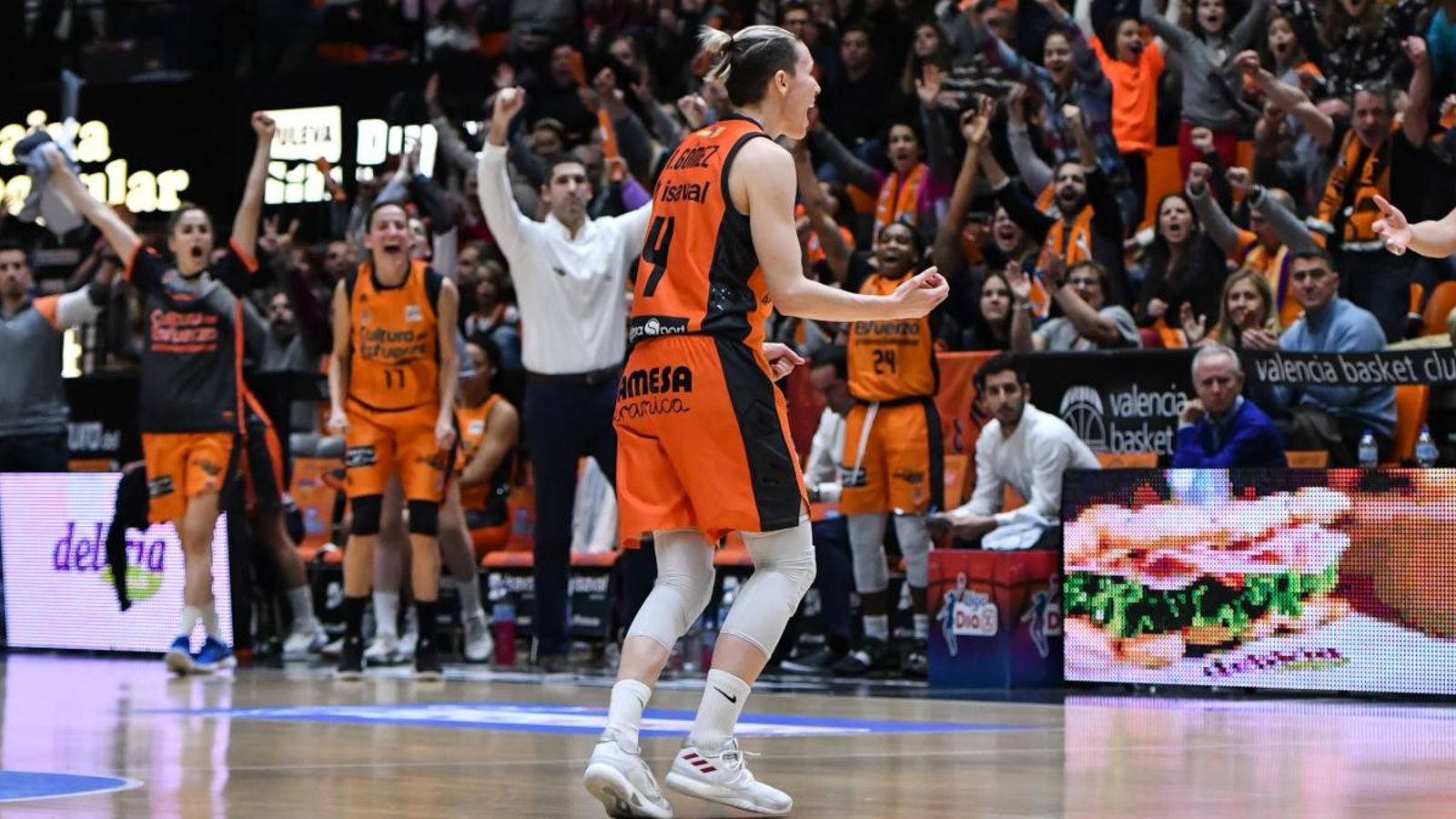 Anna Gómez celebra una cistella en el partit contra el Sant Adrià