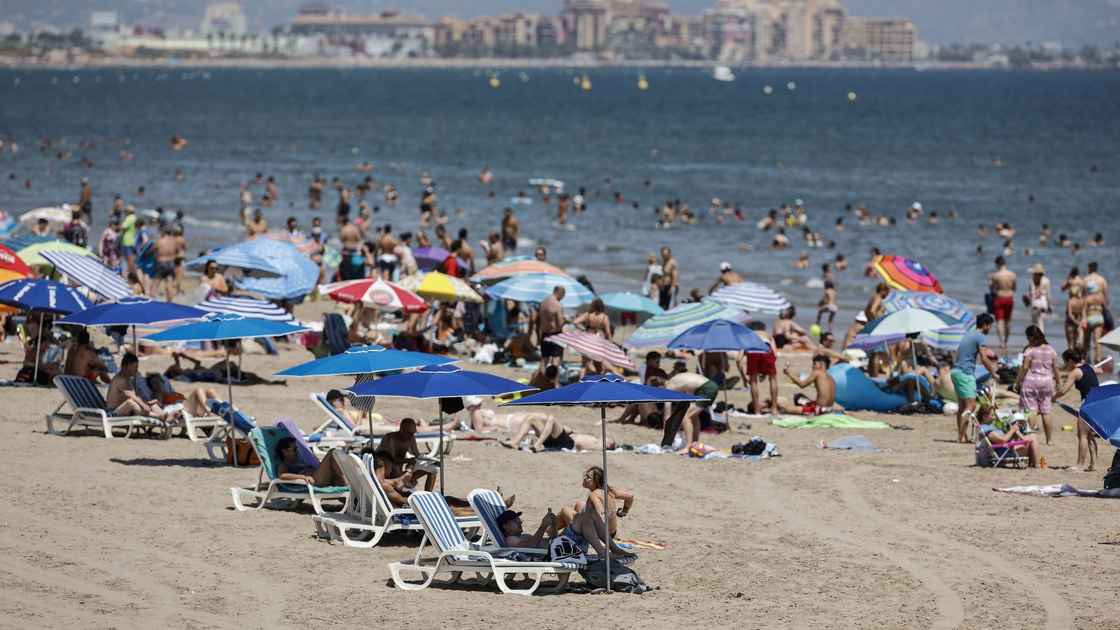 Banyistes a la platja de la Malvarrosa de València