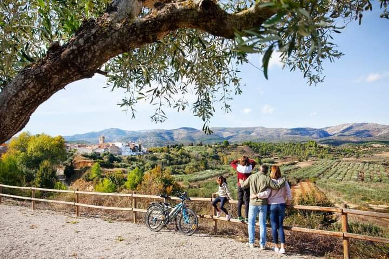 Una família passeja per la Torre d'en Doménec