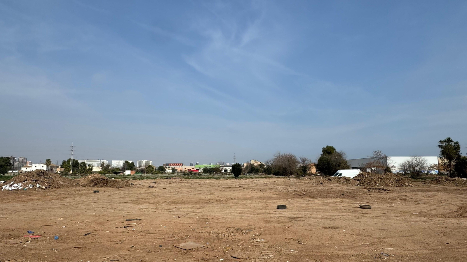 La campa de Sedaví, buida de vehicles